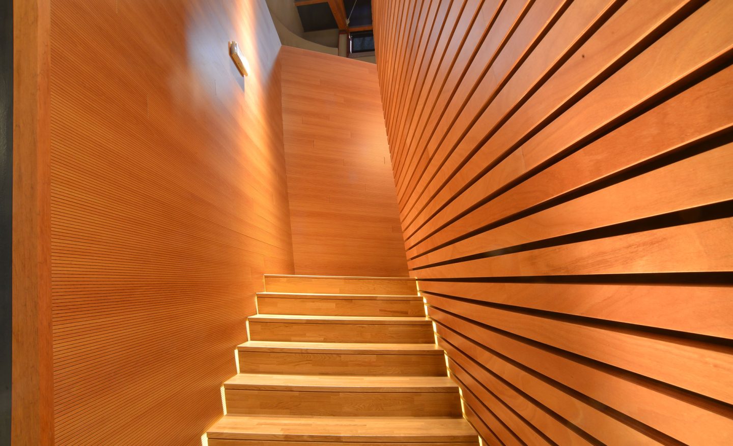 Scala in legno con illuminazione integrata.
