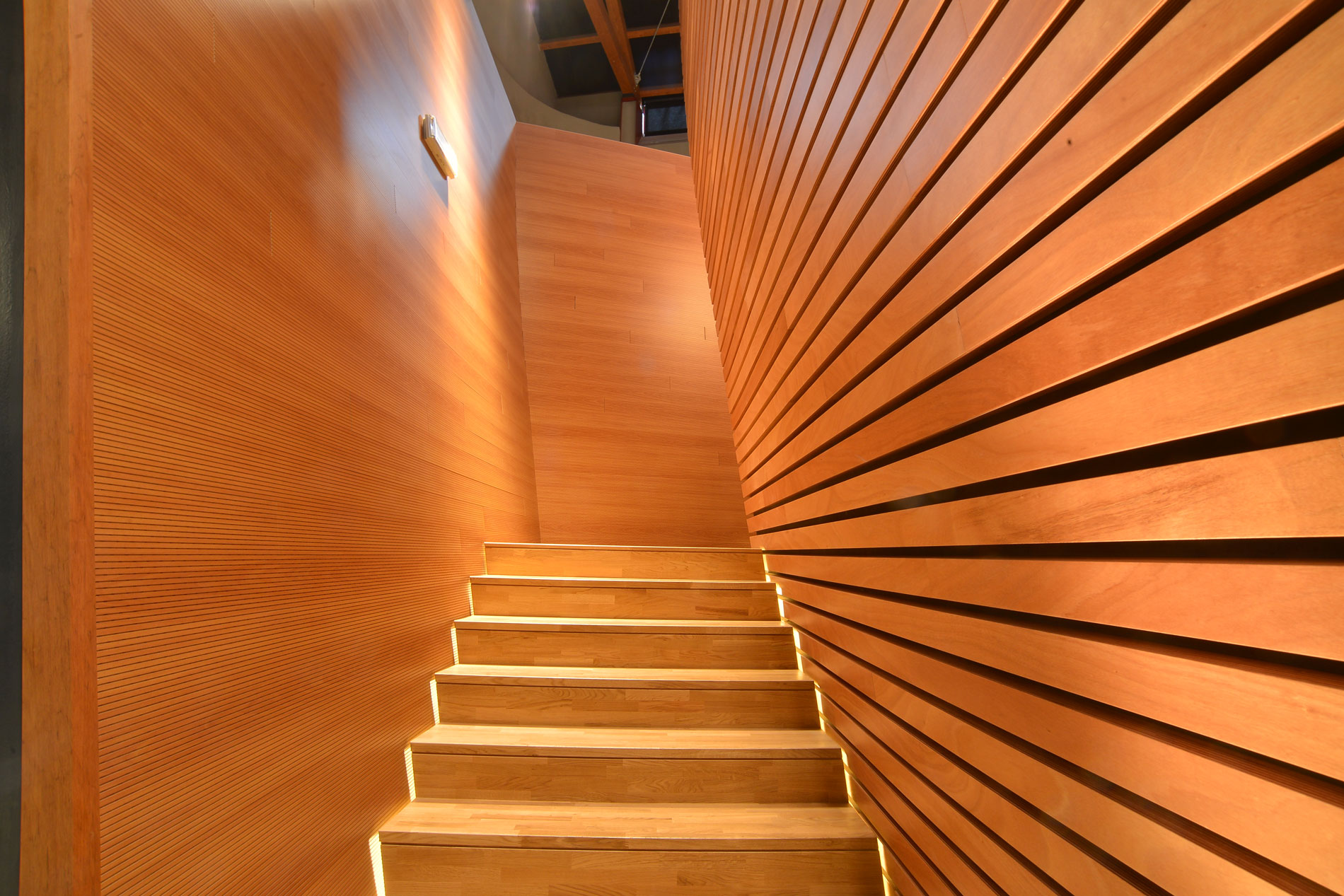 Scala in legno con illuminazione integrata.