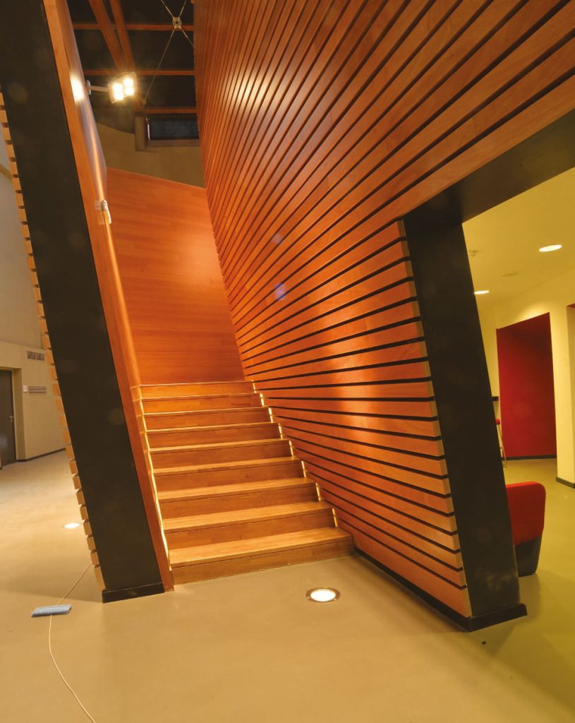 Scala con pareti rivestite in legno.