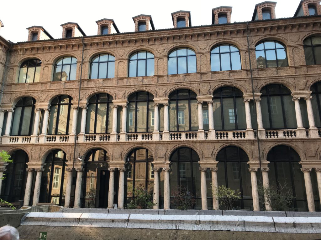Cortile storico con loggiato ad archi.