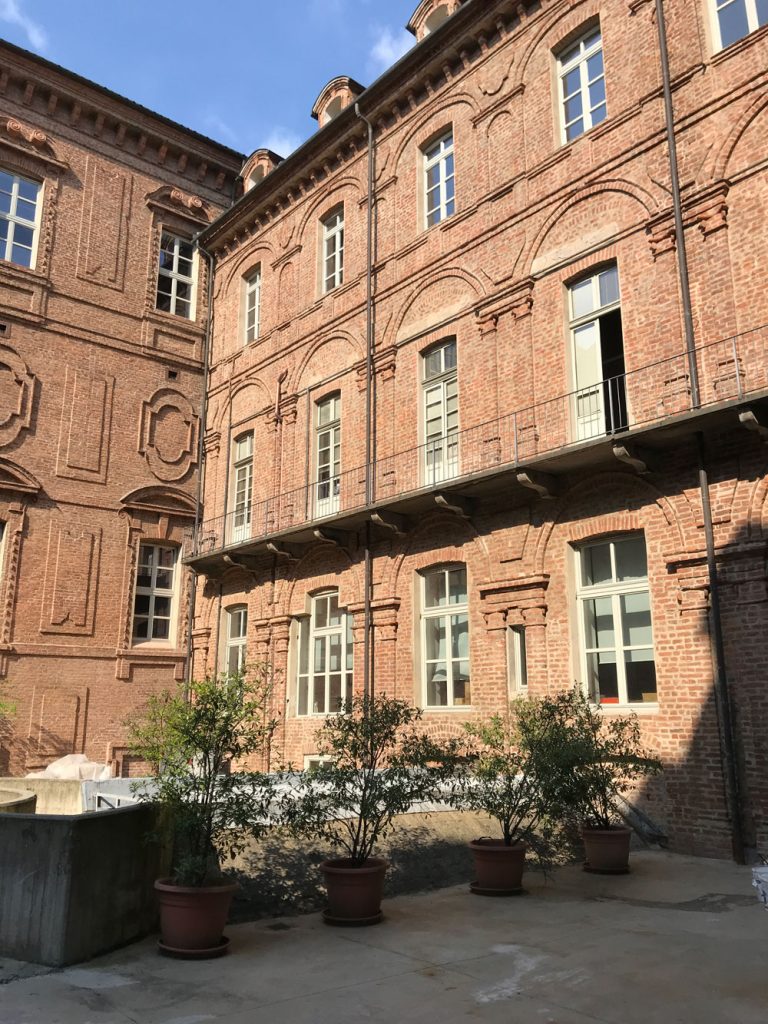 Facciata in mattoni nel cortile interno.