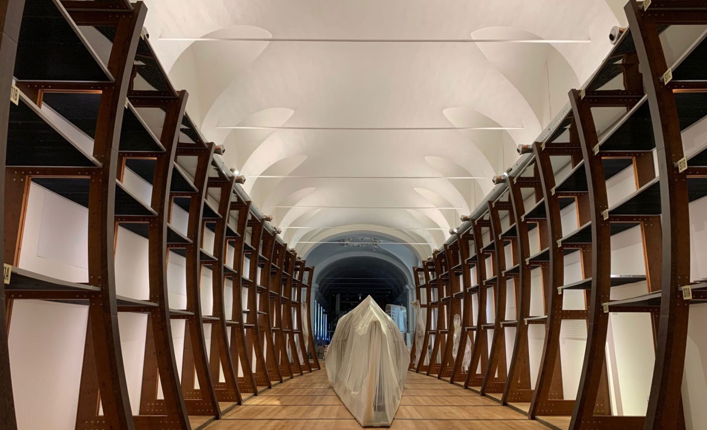 Galleria museale con strutture in legno.