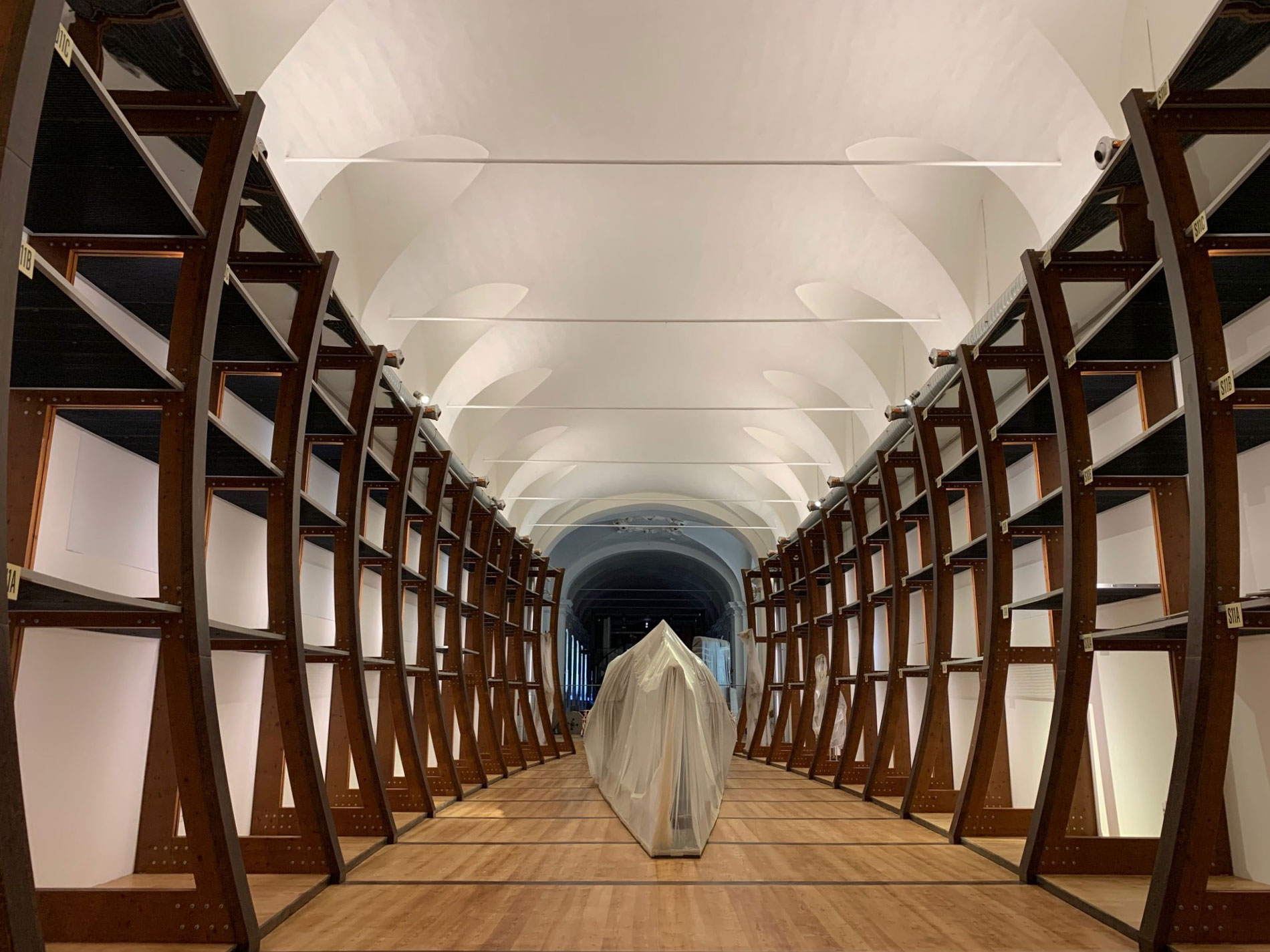 Galleria museale con strutture in legno.
