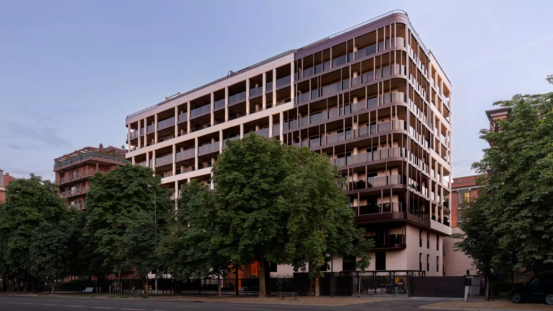 facciata esterna palazzo contemporaneo Torino